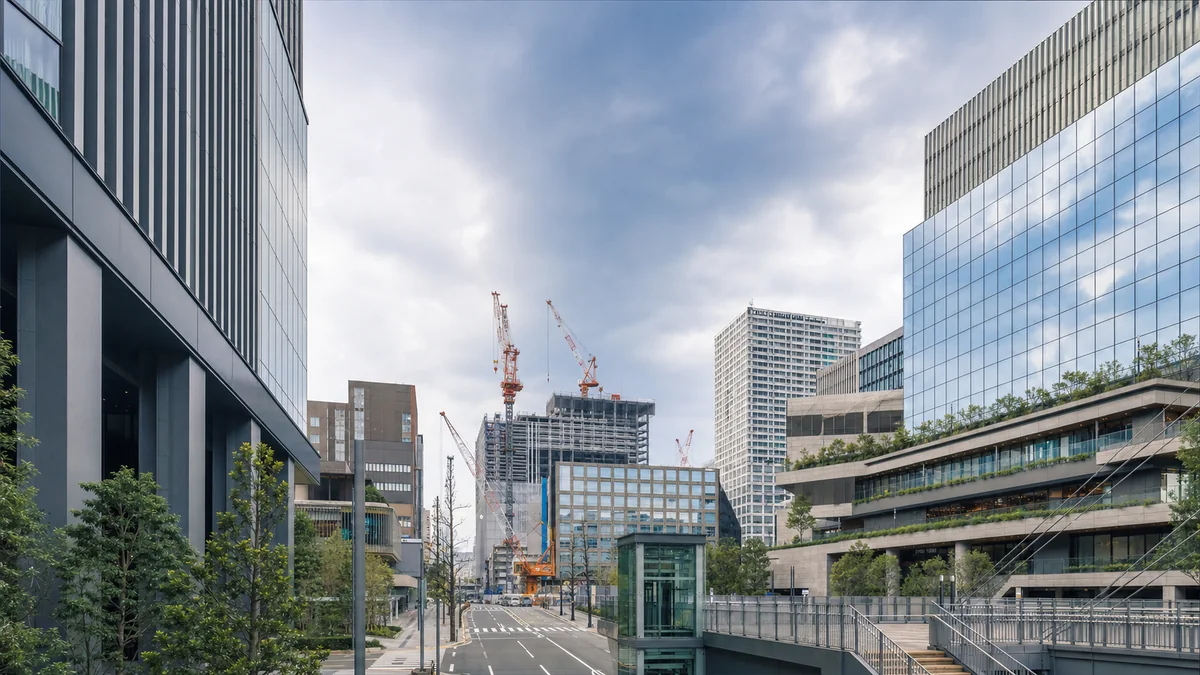 再開発工事と新しいビルが共存する福岡・天神の街並み